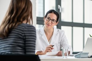 A woman talks to a doctor at one of the top binge eating disorder treatment centers